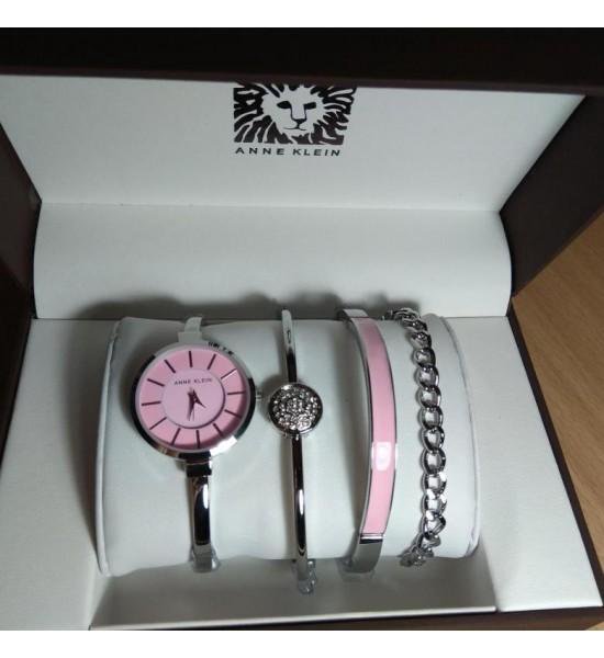 Набор часы браслеты. Набор часы с браслетами женские. Часы с браслетом женские комплект. Женские часы в коробочке.