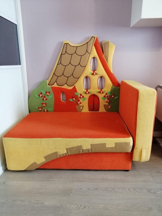 Детский диван в виде домика