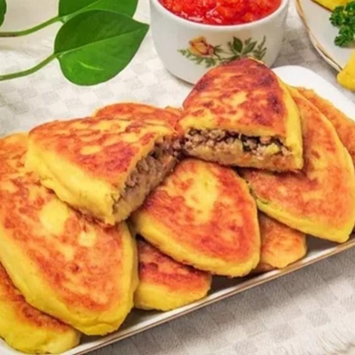 Картофельные зразы с мясным. Зразы из картофеля с фаршем. Картофельные зразы с мясным фаршем на сковороде. Зразы картофельные с фар. Картофельные зразы с мясным фаршем в духовке.