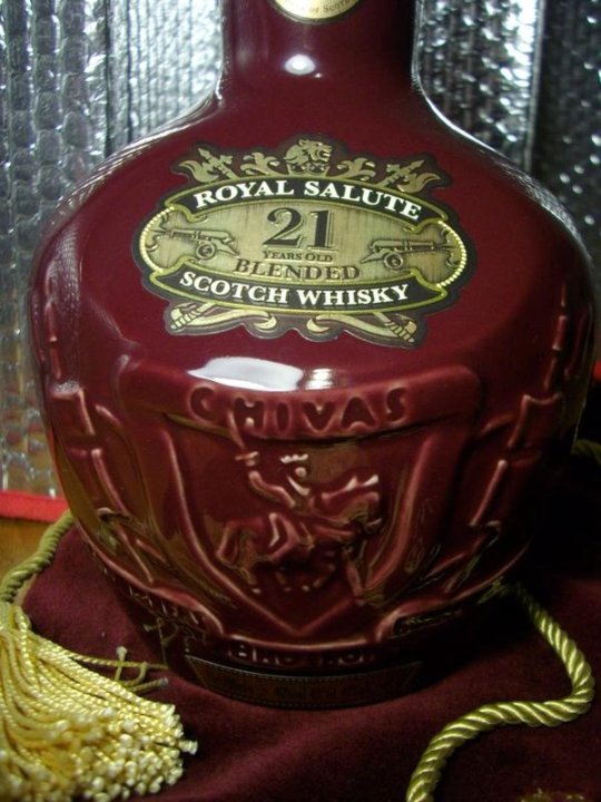 Виски royal glenvart 0.7. Шотландский виски Royal Salute 21. 21 Чивас бутылка. Бутылка из под виски Роял салют. Бутылка из под шотландского виски.