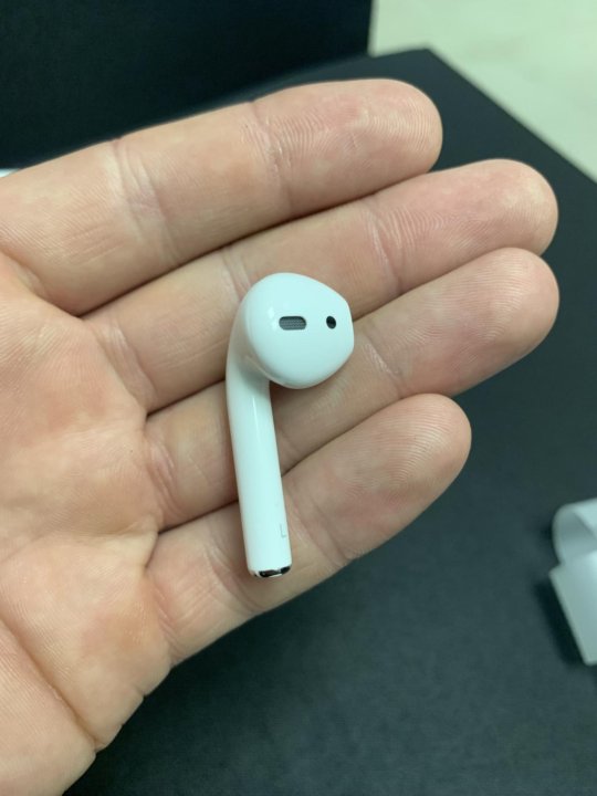 Левый наушник. Аирподс 2 левый наушник. AIRPODS 2 левый и правый наушник. Правый наушник аирподс. Аирподсы левый правый наушник.