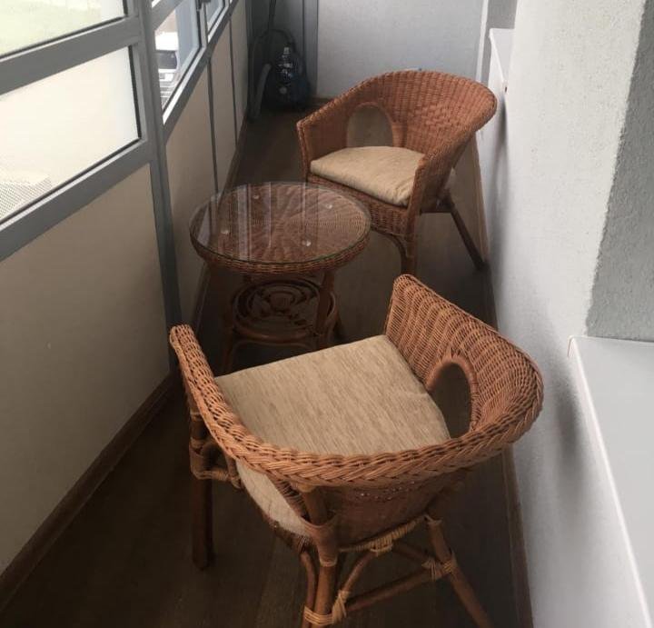 Мебель из ротанга на балконе фото