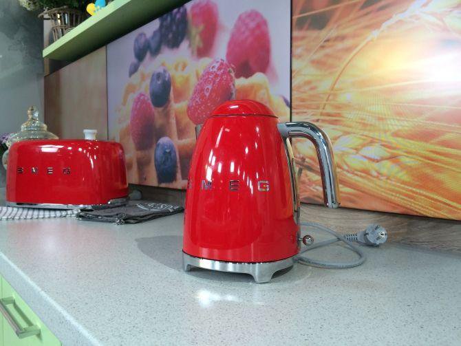 Бытовая техника красный. Чайник Smeg красный. Чайник Smeg klf04sseu. Чайник Smeg klf03rdeu 1.7l. Smeg klf03rdeu rood.
