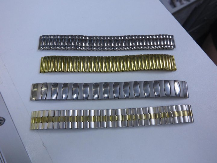 Металлический браслет резинка. Металлический браслет на резинке. Браслет резинка для часов. Браслет резинка для часов металлический. Браслет резинка для часов.