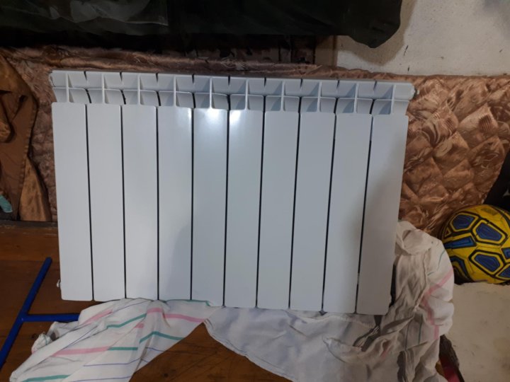 отопление б у. радиаторы отопления бу фото. чугунная батарея 8 секций. старый чугунный радиатор. чугунные регистры отопления.