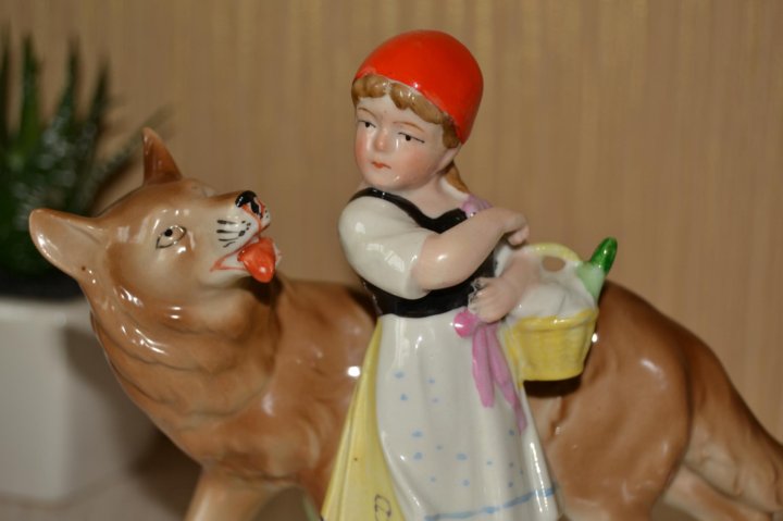 фарфоровая статуэтка волк и красная шапочка. фарфор красная шапочка и волк. кукла красная шапочка своими руками. фарфоровая статуэтка красная шапочка и серый волк. фарфоровая статуэтка красная шапочка и волк германия.