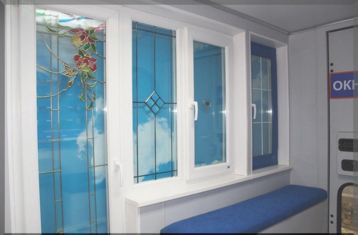 Пластиковые окна железногорск. Синие пластиковые окна. Пластиковые окна с прожилками. Синее пластиковое окно в квартире. Пластиковые окна открывающиеся со шпросами на даче.