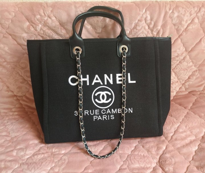 Шоппер шанель. Шанель гифт сумка. Chanel VIP Gift сумка. Сумки Шанель 2021. Chanel Velvet VIP Gift Bag.