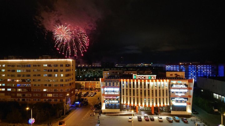 Уренгой пр ленинградский. Проспект новый Уренгой. Ленинградский проспект новый Уренгой. ТЦ проспект новый Уренгой. Новый Уренгой Ленинградский проспект 11.