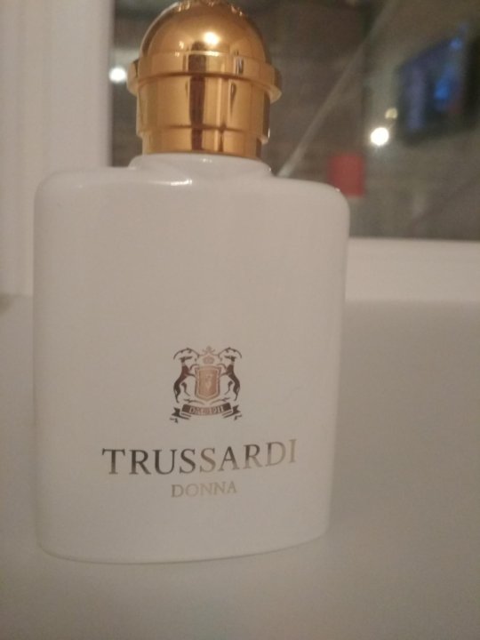 Духи Труссарди золотое яблоко. Trussardi в коробке. Труссарди духи женские с головой собаки. Духи Труссарди крышка как голова черная.