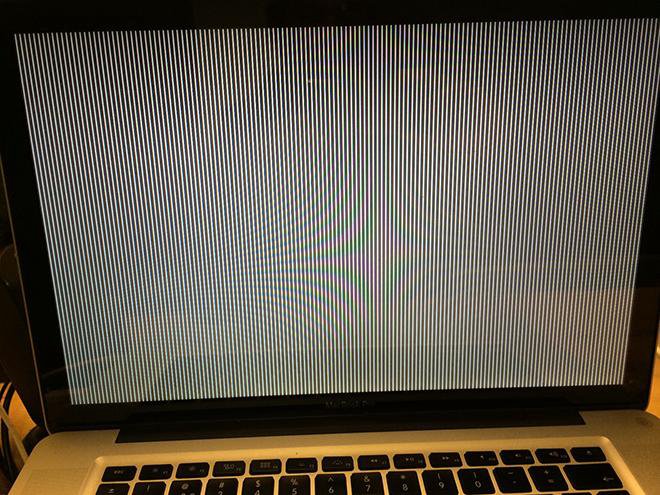Ноутбук завис черный. Макбук про 15 серый экран. Артефакты макбук. MACBOOK Pro 15 2011 White Screen. MACBOOK Pro 15 2011 белый экран.