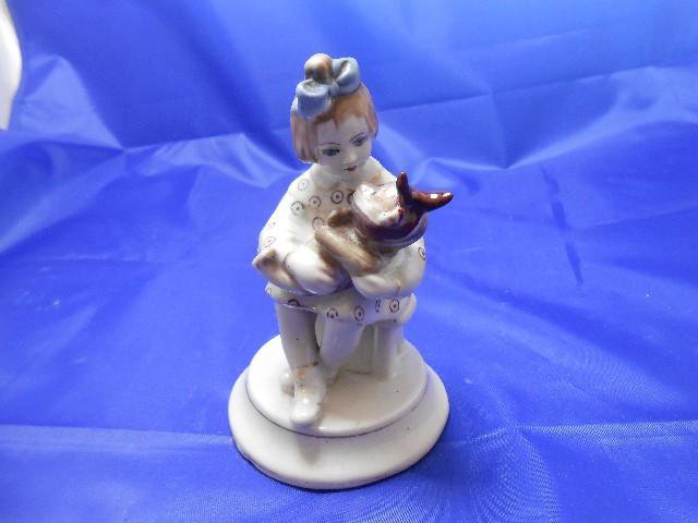 Статуэтка девочка с мишкой. Статуэтка девочка с больным мишкой. Фарфоровая статуэтка девочка с медвежонком зхк. Статуэтка девочка с медвежонком. Cms-12/ 2 фигурка "девочка с тортом" (pavone).