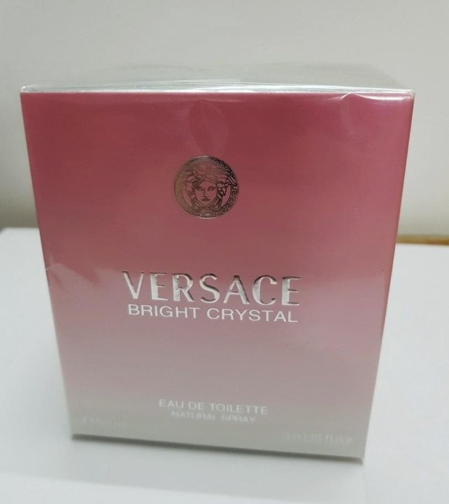 Bright crystal 90. Versace Bright Crystal 90ml. Версаче духи женские серая коробка. Аромат Versace Bright в коробке. Парфюм Версаче Брайт Кристалл 55мл в пластике.