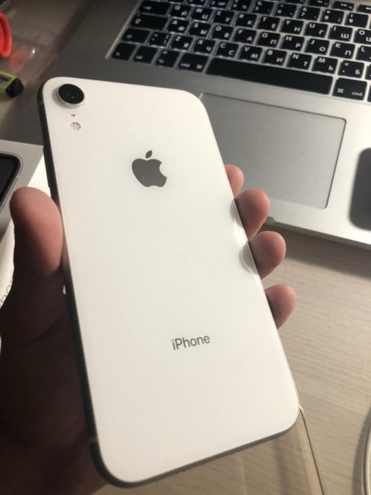 Айфон Икс Эр белый в руке. Iphone XR 128gb в руке. Айфон XR 128 В руке.