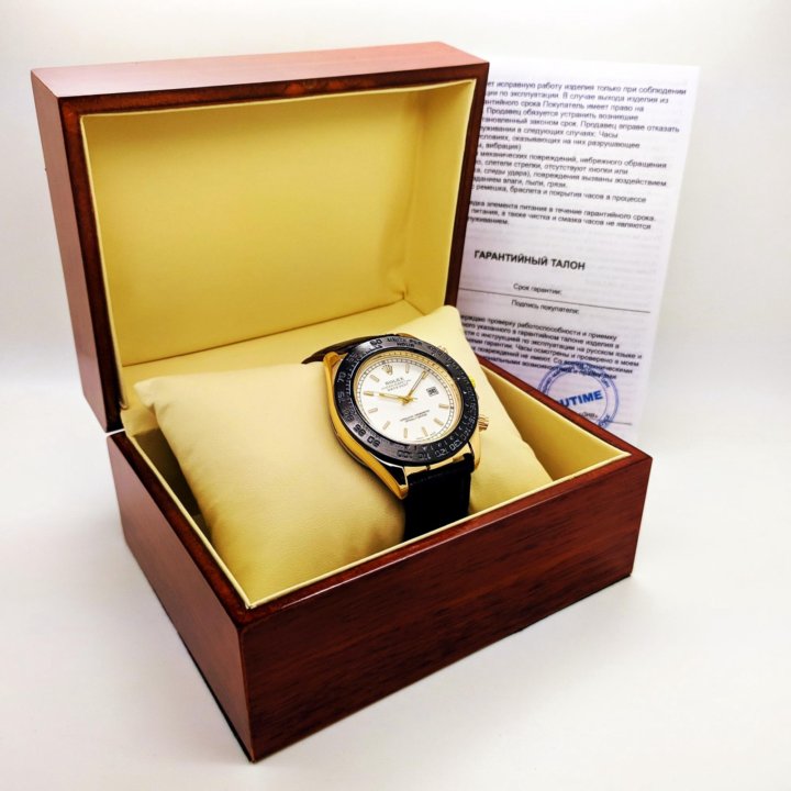 Часы в магазине в коробке. Коробка часов Rolex. Упаковка часов ролекс. Коробка для часов ролекс. Часы ролекс в коробке.