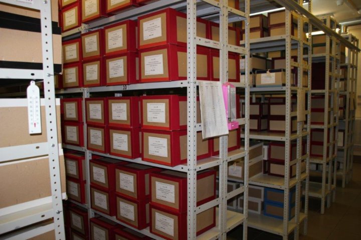 Организация хранения дел в архиве. Стеллажи для хранения документов в архиве. Хранение архива. Архивные стеллажи. Стеллаж для хранения дел.