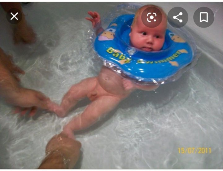 Со скольки детям можно в бассейн. Купание ребенка с кругом на шее. Купание с кругом на шее новорожденного. Купание малыша в ванной с кругом. Круг на шею для купания новорожденных в ванной.