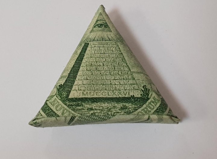 Треугольник из купюры. Пирамида из доллара. Доллар сложенный треугольником. Купюра с треугольником. Пирамида из 1 доллара.