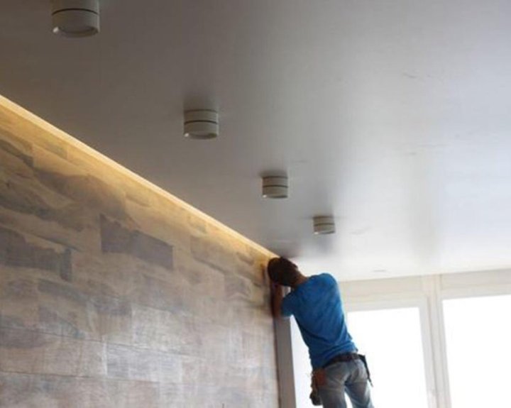 Как натянуть натяжной потолок своими руками. Монтаж натяжного потолка. Подвесной потолок по гидроуровню. Монтаж армстронга. Монтаж потолка пистолетом.