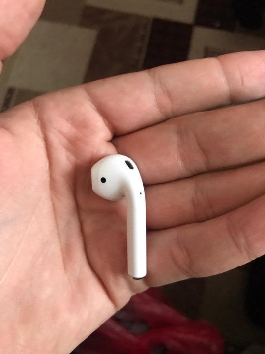 Левый наушник. Наушник левый Apple AIRPODS 2. Наушники аирподс про левый. AIRPODS 2 чехол на наушники левый и правый. Айрподс про левый наушник.