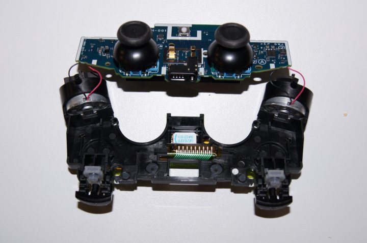 Как разобрать и почистить геймпад DualShock4 - YouTube