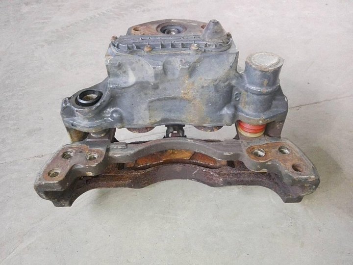 Суппорт даф. Даф 105 460 супортпереднийлевый. Суппорт даф 105 задний. Скоба тормозного суппорта daf 105. Крышка суппорта даф 105.