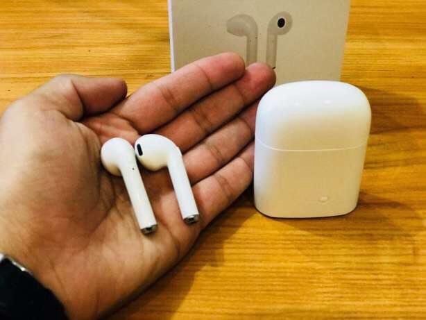 Беспроводные наушники apple реплика. Наушники аирподс i7s TWS. Беспроводные наушники i7 TWS сломаны. Разбитые наушники i7s TWS. Беспроводные наушники Apple i7.