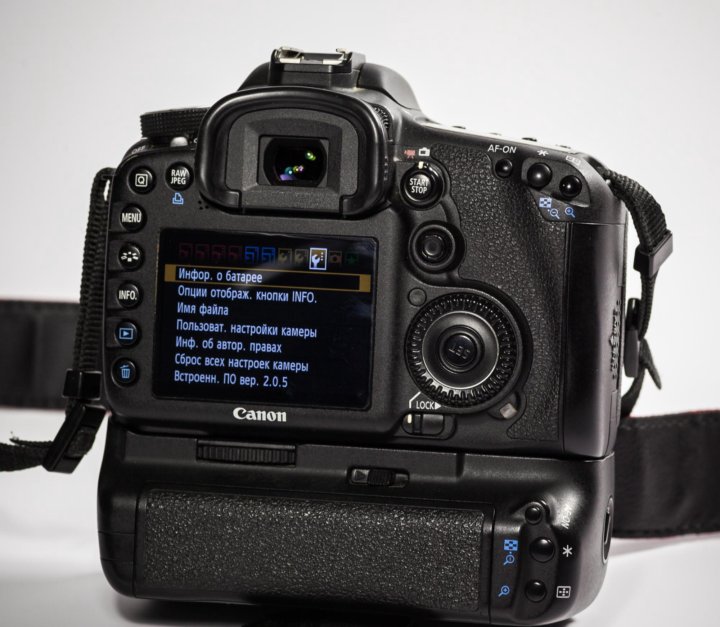 Canon eos 7d body. Флешка для Кэнон 7д. Клетка для камеры Canon 7d. P07 Canon. Canon 7d внешний вид.