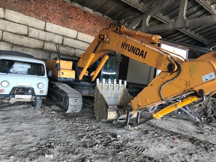 Разбор на хитачи zx330. Разборка экскаваторов hyundai. Бу запчасти экскаватор. Детали экскаватора хитачи. Разбор хитачи 200 экскаватор.