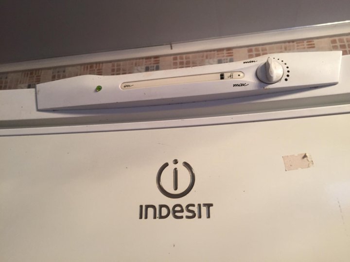 Индезит настройка температуры. Холодильник Индезит c123g. Индезит холодильник двухкамерный Индезит. Холодильник Индезит 23999. Регулятор холода в холодильнике Индезит.