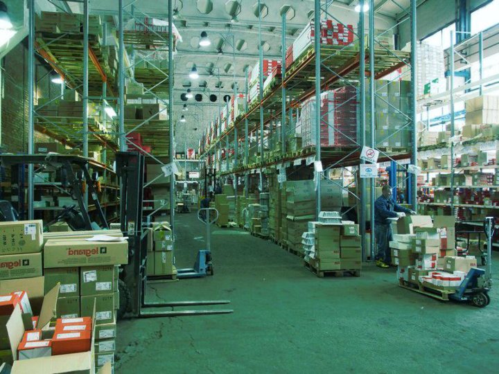 электротовары на складе. склад электротоваров. оптовый склад электротоваров. электротовары. витрина электрики в магазине.