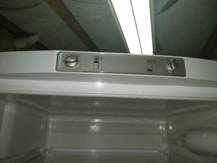 Ремонт холодильника ariston ariston help. Холодильник Hotpoint Ariston регулятор холода. Хотпоинт Аристон холодильник 2 компрессора. ЗИЛ 63 холодильник регулятор холода. Холодильник Аристон 2004 года.