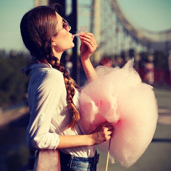 Фото с сахарной ватой девушка