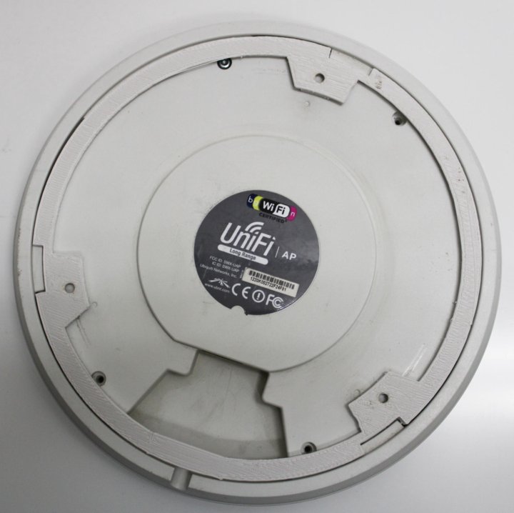Unifi ap lr. Ubiquiti LR крепление стене. UNIFI AP-LR наклейка. UNIFI AP LR схемотехника платы. Коробка Uni-Fi AP LR.