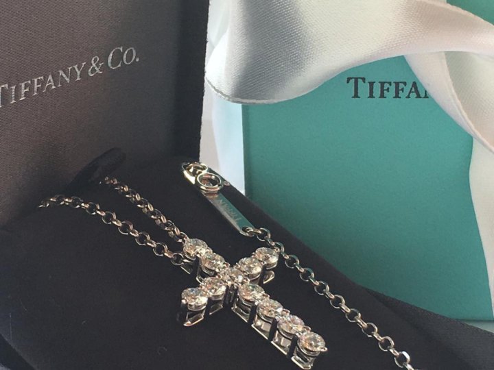 Золотой крест tiffany&co с бриллиантами. 