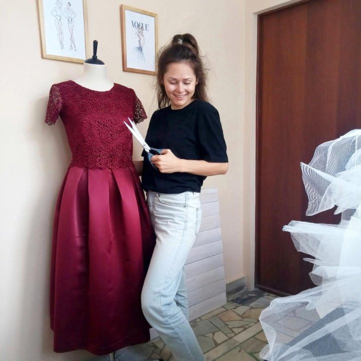 Швея портной. Акции ателье пошив одежды. Пошив одежды пенза. Авторское ателье. Дизайнер одежды шьет.