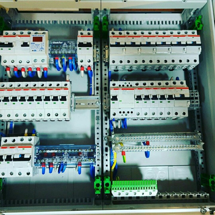 Щит abb. Распределительный щит слаботочный ABB at42. ABB at42 встроенный. Электрощит ABB на 42 модуля. ABB щиты Comfortline.