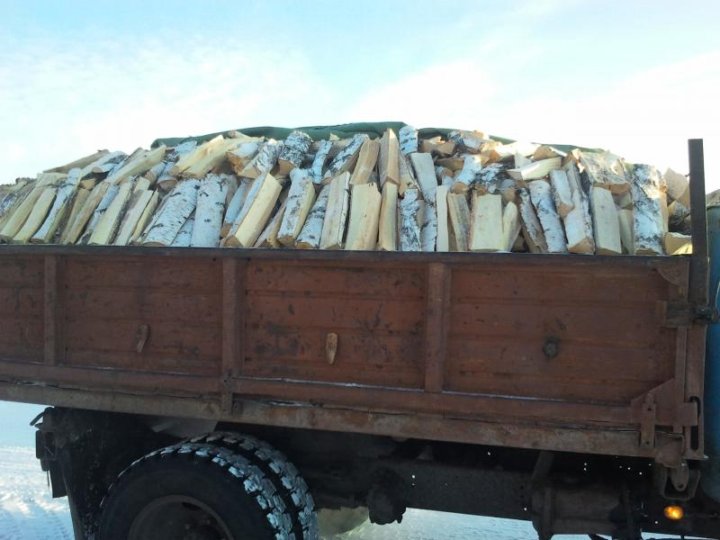 Газ 53 самосвал с дровами. Газ 3309 с дровами. Сколько дров входит в газ 53. Зил 130 самосвал с дровами. Дрова березовые в кузове.