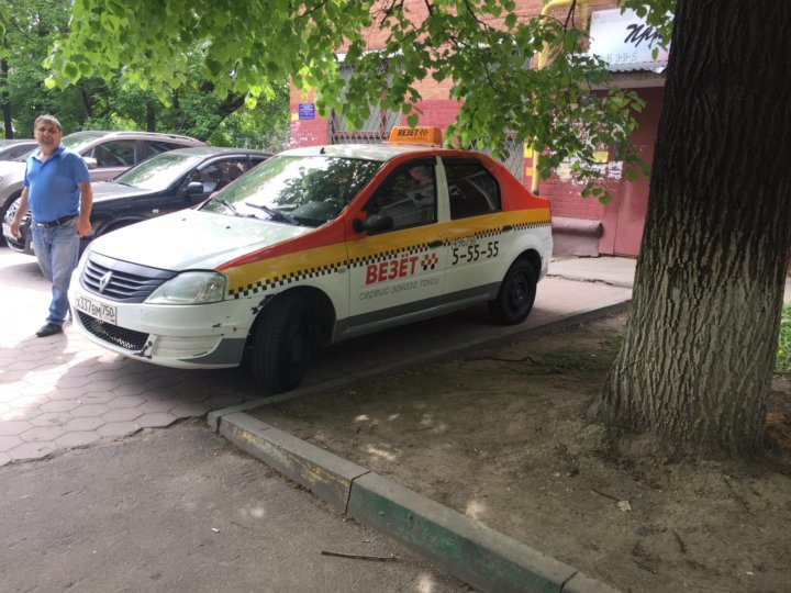 Везет такси обклеенная. Фото такси в Домодедово.