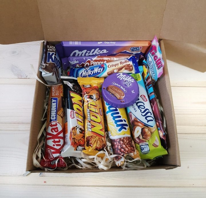 Разные вкусняшки из магазина. Сладости в коробке. Подарочный бокс сладостей. Коробка сладостей на новый год детям. Пакет со сладостями.