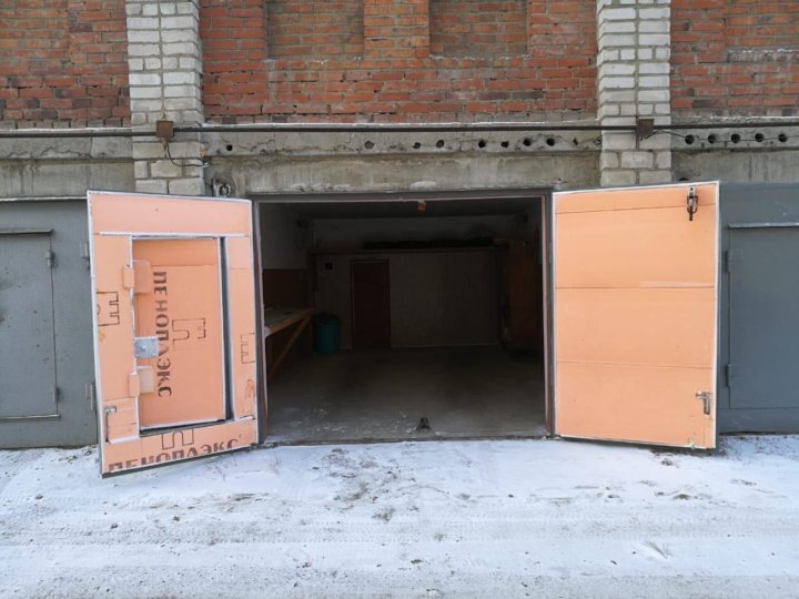 Ворота гаража пеноплексом. В таунхаусе заложили въезд в гараж пеноплексом. Конфискат Омск гараж 7. 6-я Заводская.