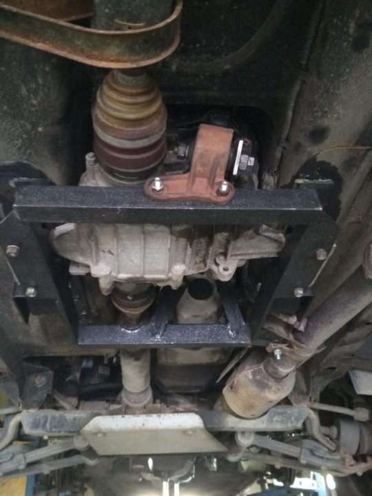 Дополнительная опора раздатки на ниву 21214. Опора раздатки ваз 2123. Подрамник раздатки нива 21214. Опора раздатки нива 2121. 3 опора раздатки на ниву.