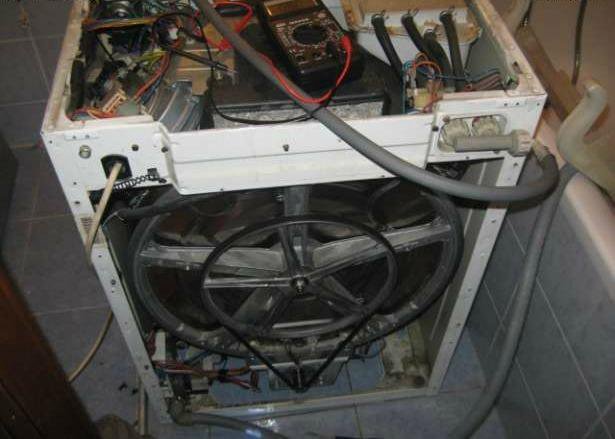 Разбор индезит. Стиральная машина Индезит wn461. Разобрать стиральную машину Индезит. Стиральная машина без верхней крышки.