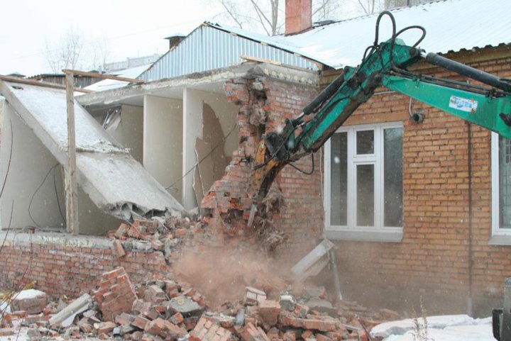 Незаконные пристройки в махачкале. Демонтаж пристроек. Пристройка к дому упала. Демонтаж пристроек. Незаконная пристройка к частному дому.