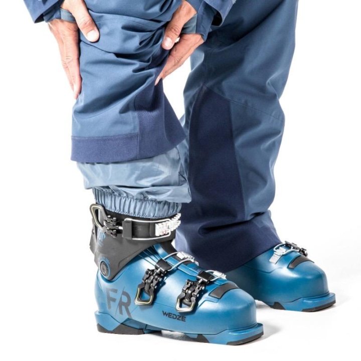 Одевание горных ботинок. Горнолыжные ботинки tecnica mega cx. Как одевать горнолыжные ботинки. Сноуборд с креплениями и ботинками. Одевает лыжные ботинки.