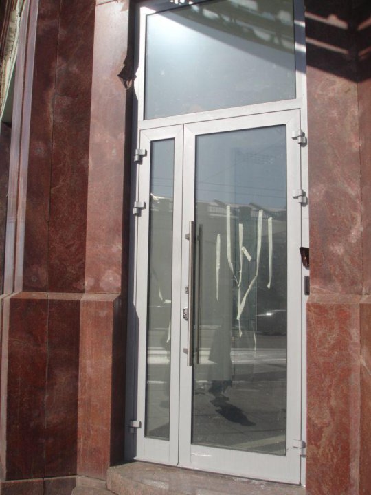 Алюминиевая дверь. Алюминиевая входная дверь тп 45. Пластиковые двери. Двери алюминиевые входные alutech. Маятниковая дверь сиал.