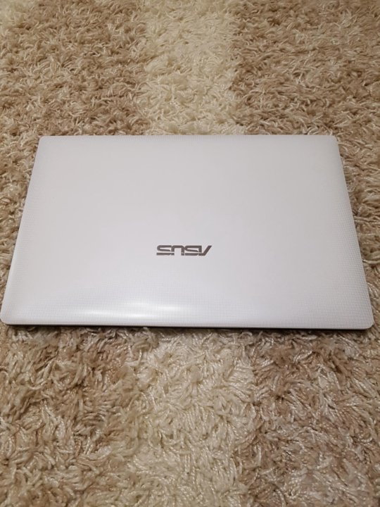 Asus white. Белый ноутбук ASUS x501a. ASUS ноутбук 2013 белый тонкий. Ноутбук ASUS белый маленький. Ноутбук асус белый с буковками сзади.