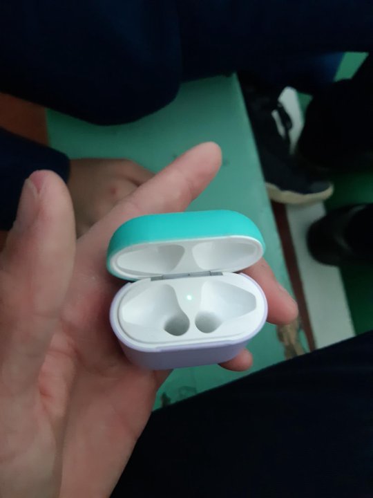 Индикаторы кейса airpods. Кейс vivo RWS 2 И AIRPODS Pro. Индикатор на кейсе AIRPODS. Индикатор на оригинальных AIRPODS про. AIRPODS 2 индикатор.