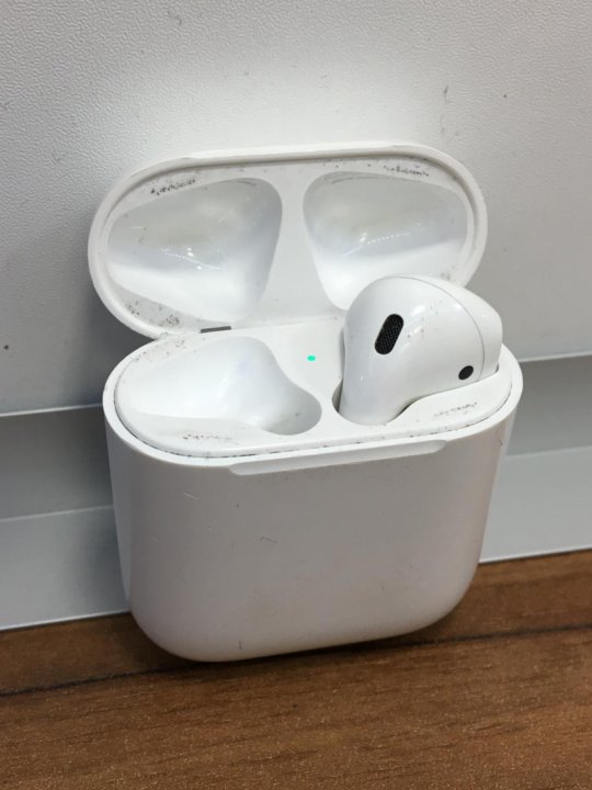 Оригинальный кейс airpods. Аирподс 1 оригинал. Кейс AIRPODS 1 оригинал. Кейс оригинальных аирподс про. Кейс с наушниками AIRPODS 1 фото.