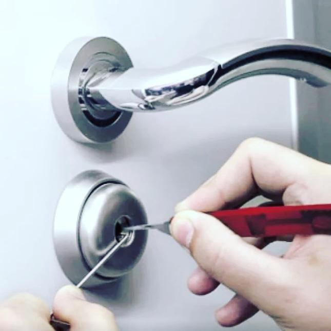 Вскрытие замков. Открывание замков. Заклинило замок входной двери. Вскрытие входных дверей. Вскрытие замков дверей.